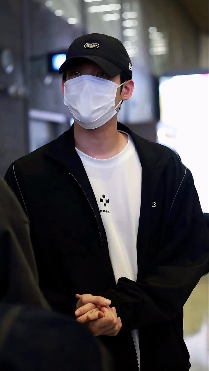 Yoonmyfavor's tweet photo. Fresh Kim Yoon Sik arrives in Paris.𓏲ּ𝄢

WELCOME KIM YOON SIK TO PARIS

#YOONSIKPFWSS27
#KIMYOONSIKINPARIS https://t.co/QRGODTuvXF