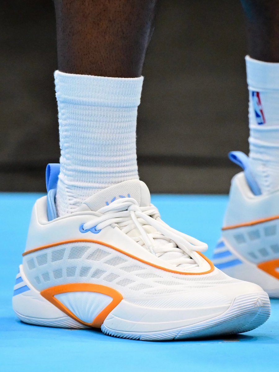 SoleRetriever's tweet photo. Donovan Mitchell broke out the Tennessee Lady Vols PE colorway of the  adidas D.O.N. Issue 8 for Media Day 🩵🧡 @spidadmitchell 

📷 @NBAKicks https://t.co/e1bHoODflO