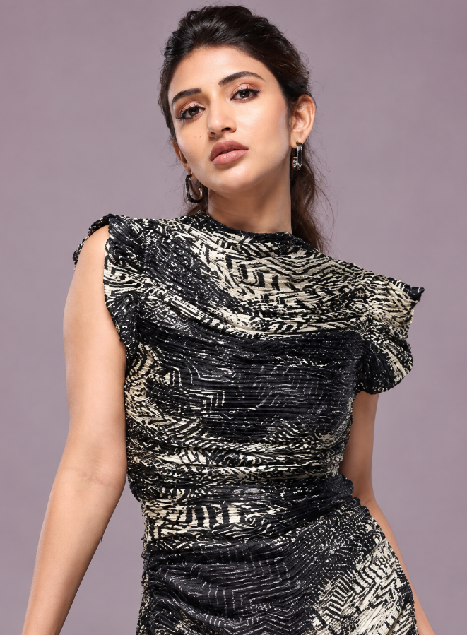 iam_chamira's tweet photo. Gosh.. swag in that face.. damn 🔥🔥🔥
Even your arms are setting the fire high... #sreeleela https://t.co/AZD75JqZpA