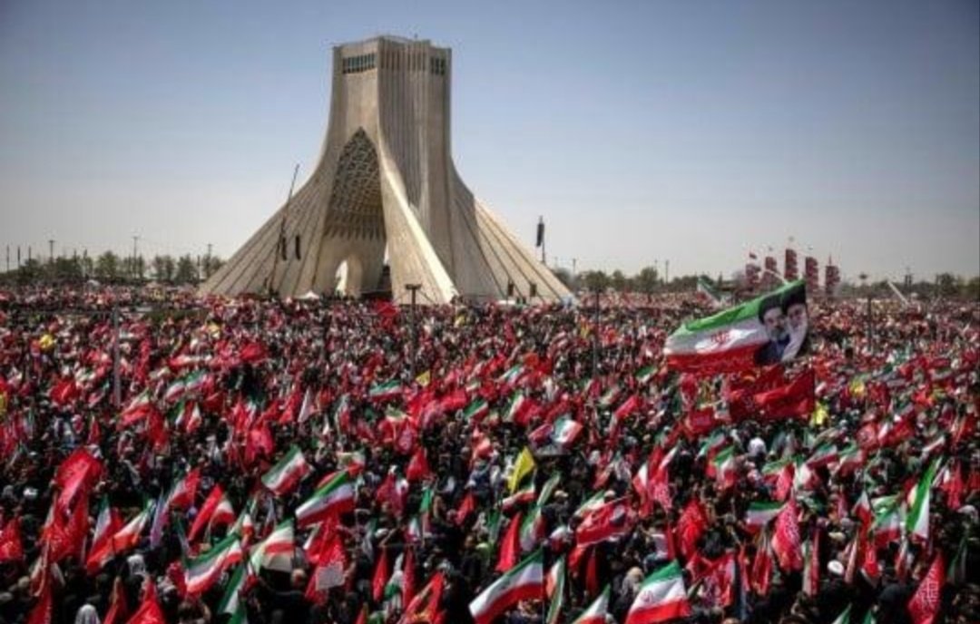 teymori43956's tweet photo. حضور آگاهانه و منسجم مردم در میدان، نشان‌دهنده شناخت آنان از راهبردهای دشمن در جنگ ترکیبی و شناختی است و می‌تواند محاسبات دشمن را تحت تأثیر قرار دهد. دشمن باید بداند که این اتحاد، هیچ‌گاه قابل شکستن نخواهد بود.

#ایران_قوی_تر
#هفته_دفاع_مقدس https://t.co/g8Kbeh2COp