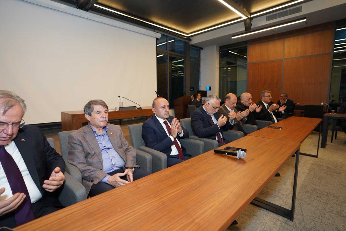 devletsert's tweet photo. Çalışma ve Sosyal Güvenlik Bakanımız Sayın Prof. Dr. Vedat Işıkhan ile birlikte, önceki dönem Çalışma ve Sosyal Güvenlik Bakanı, TBMM Sağlık, Aile, Çalışma ve Sosyal İşler Komisyonu Başkanı Sayın Vedat Bilgin’e, kıymetli annesinin vefatı dolayısıyla taziye ziyaretinde bulunduk.

Merhumeye Allah’tan rahmet; Sayın Vedat Bilgin’e ve ailesine sabır ve başsağlığı diliyorum.

Rabbim mekânını cennet eylesin.