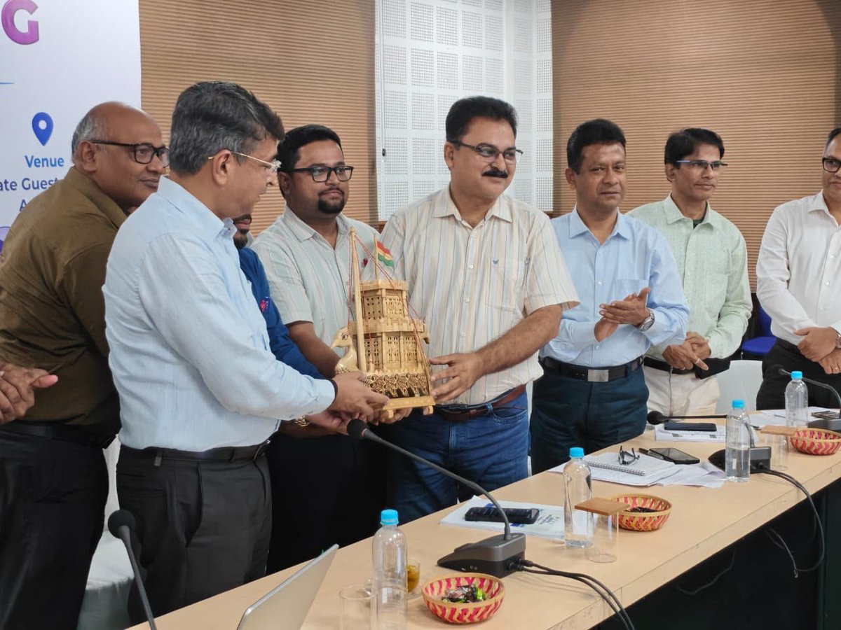 ManashC36115378's tweet photo. South Tripura District was felicitated by the Secretary, Health &amp; Family Welfare Department, Government of Tripura, for being the first district in the state to achieve 100% implementation of IHMIS across all health facilities, including Ayushman Arogya Mandirs (AAMs). https://t.co/0dPh0Znw0y