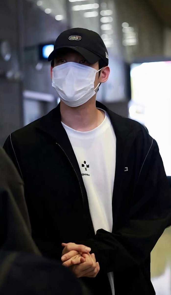 Gabbyglco's tweet photo. Paris has welcomed him, and we’re ready for the story that follows. ૮๑′0`๑ა

WELCOME KIM YOON SIK TO PARIS

#YOONSIKPFWSS27
#KIMYOONSIKINPARIS https://t.co/H3azDxLNrC