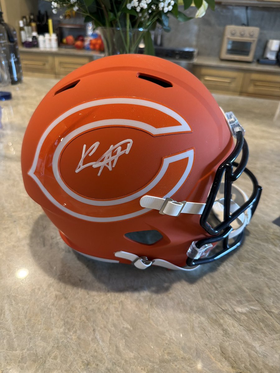 creamsleeve's tweet photo. GIVEAWAY ALERT!!🚨 

Now I know he only played 1 season with us, but do we have any Keenan Allen fans?

In Caleb’s rookie year, Keenan was one of the few guys in the building that was strapped to his hip and helping him learn and develop day by day.  They are still good friends too because of it. I wish we got to see at least another season with him here in Ben Johnson’s offense. 

Thanks to @rrkinney24 we have a signed Keenan Allen Bears helmet we want to give away to a lucky winner! 

All you got to do to enter is :

-Follow me and @rrkinney24 
- share this post 
- give us your Jets vs Bears final score prediction for this Sunday!!

Good luck to all!!!

- cream