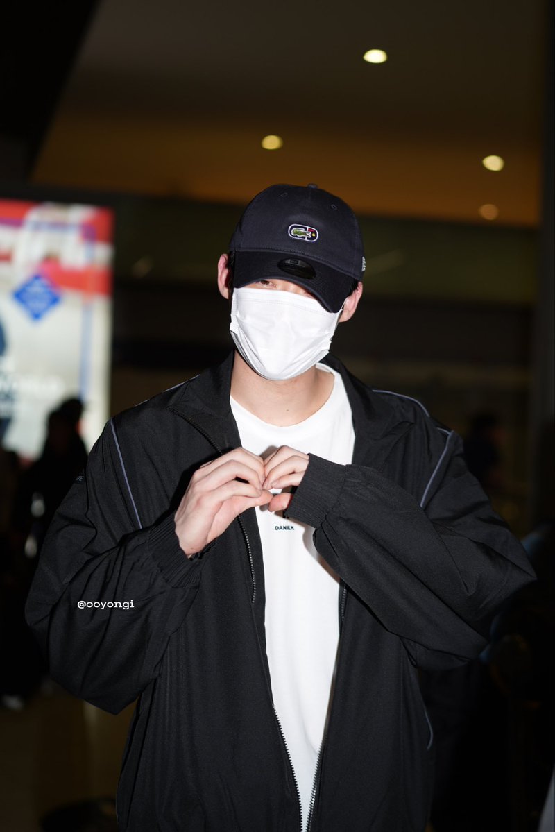 ppyao2's tweet photo. Looking forward to Kim Yoon-sik turning the brand’s free and resilient spirit into his own Paris fashion chapter at the LACOSTE show.🐊ദ്ദി(˶>𖥦<˶)✧

WELCOME KIM YOON SIK TO PARIS

#YOONSIKPFWSS27
#KIMYOONSIKINPARIS https://t.co/b8HRX8dUHe