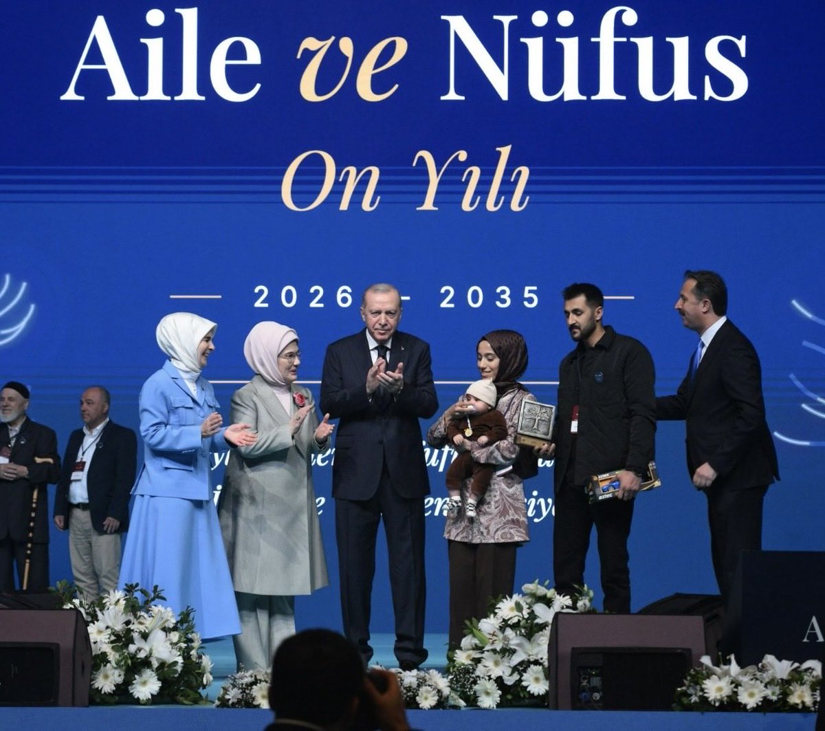 119ey's tweet photo. 👨‍👩‍👧‍👦 Biz de eşimizle, çocuğumuzla aynı evde yaşamak istiyoruz. Protokol kapsamında il emri uygulanırken bizim için hangi yol açık? Genel il emri verilmeyecekse ailelerimizi birleştirecek alternatif çözümü somut olarak ortaya koyun. #ProtokoleEmirBizeSabır @Yusuf__Tekin @tcmeb @mebpgm @tcbestepe @RTErdogan