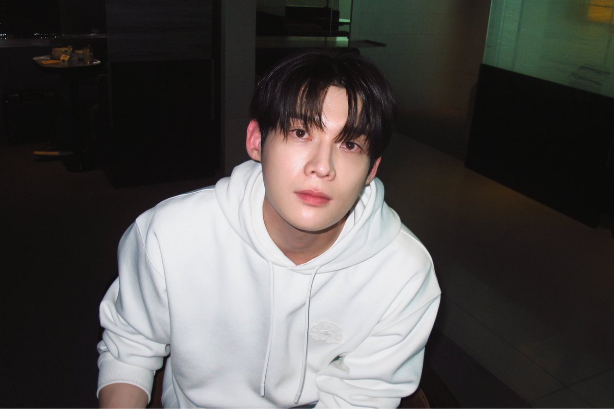 starlight_Sik's tweet photo. First Paris moments, first memories, and hopefully many more to come. A new city looks good on Kim Yoonsik. ꉂ • ༚ • ིྀต੭🎀

WELCOME KIM YOON SIK TO PARIS

#YOONSIKPFWSS27
#KIMYOONSIKINPARIS https://t.co/l6ODp8Gg1d