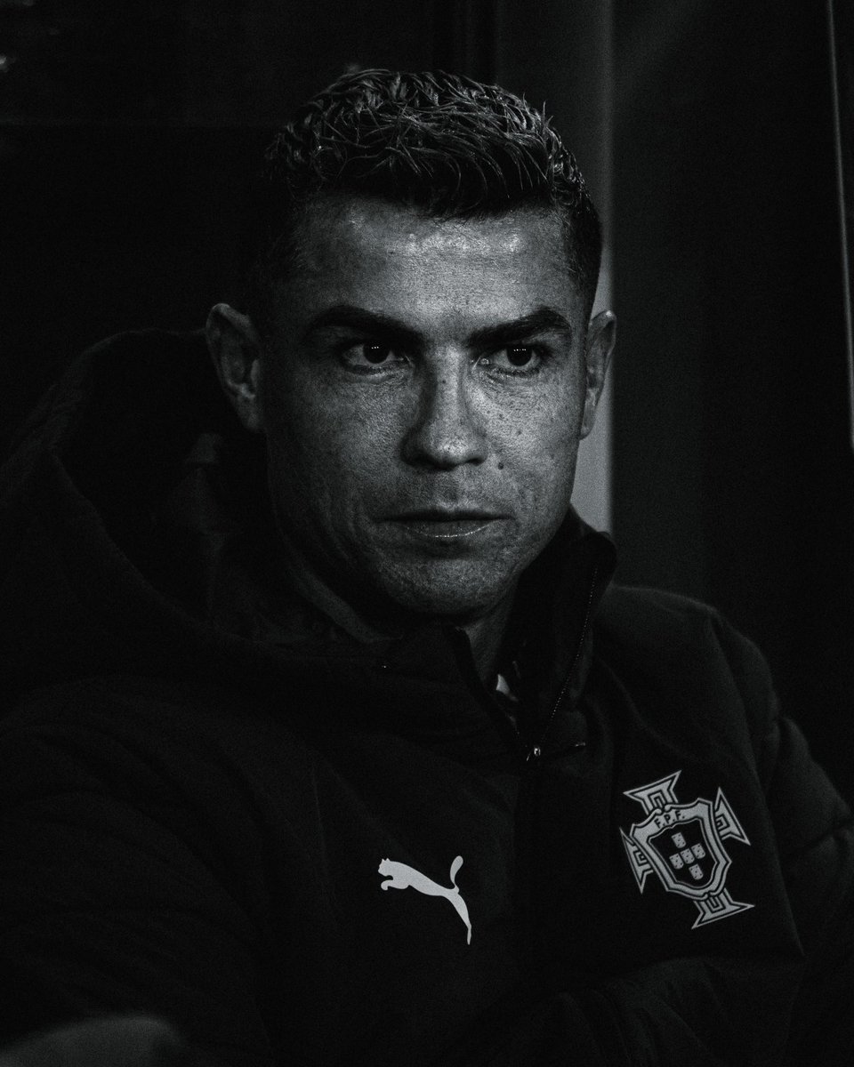 ArielipilloPlus's tweet photo. 🚨 SE ACABO LA SELECCIÓN PARA MI:

Se los explico suave y en español básico:

Cristiano Ronaldo ya estaba para dejar la selección, pero lo convencieron entre Jorge Jesus y el Presidente para que se quedara.

Cristiano aceptó, pero Jorge Jesus con la confianza que le dio cristiano, hizo con él lo que quiso: lo sacó al 66 y las críticas volvieron de nuevo, cosa que no quería Cr7 que pasara. 

Después, el Viejo este le dice: vamos a Noruega 🇳🇴, que jugarás 30 minutos; lo hace calentar, no lo mete porque el súper delantero top Gonzalo Ramos estaba haciendo un “partidazo de error de portero” y ahí vuelve el mundo a atacarlo.

Cristiano, al ver a Jorge Jesus mentir descaradamente en rueda de prensa hoy, se va completamente de Portugal para no volver jamás, ni para una despedida, porque en verdad los portugueses no se lo merecen.

ADIOS @selecaoportugal 
UNFOLLOW MASIVO