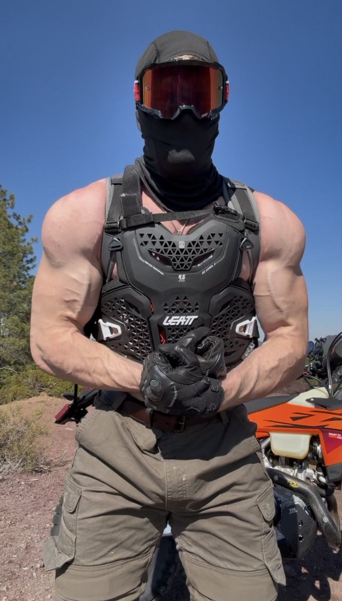 ohhh_august's tweet photo. In case he didn’t send you any bicep pics today 🤍 I will https://t.co/3uMepHNS1P