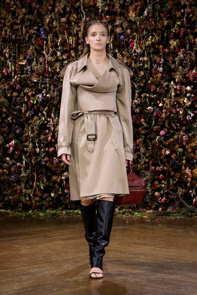 Neo2_Magazine's tweet photo. Glenn Martens plantea una dicotomía entre la estructura y el flou para su nueva colección mainline de Margiela; y da justo en el punto. https://t.co/HXwaEkw7ec https://t.co/DaZSwJKLGs