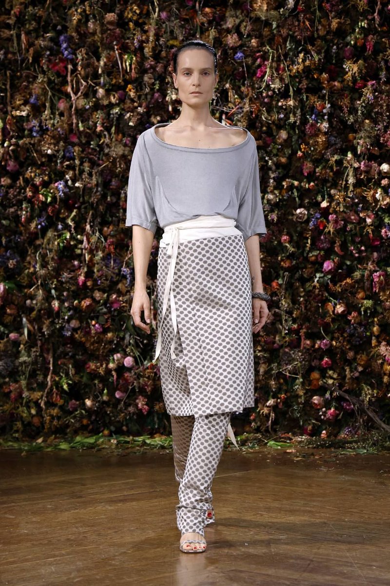 Neo2_Magazine's tweet photo. Glenn Martens plantea una dicotomía entre la estructura y el flou para su nueva colección mainline de Margiela; y da justo en el punto. https://t.co/HXwaEkw7ec https://t.co/DaZSwJKLGs