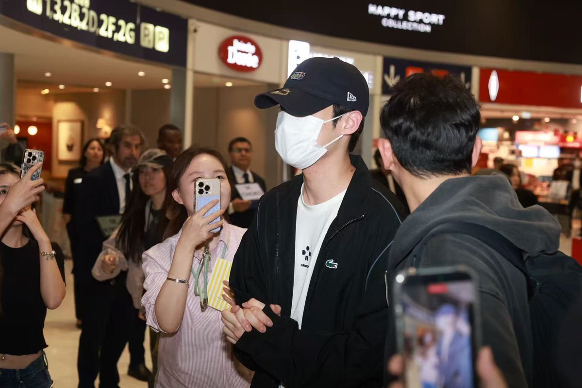 akatsuki_92's tweet photo. Kim Yoon Sik lands in Paris! Looking forward to your shining journey in this city.

WELCOME KIM YOON SIK TO PARIS

#YOONSIKPFWSS27
#KIMYOONSIKINPARIS https://t.co/t4ySaIPpJs