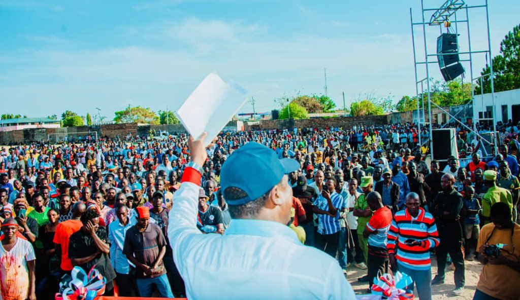 Sativa255's tweet photo. Hiki CHAMA ni mpango wa MUNGU, TAZAMA NYOMI HILO.

Makamu Mwenyekiti wa CHADEMA Bara, Mhe. @hechejohn, akizungumza na wananchi katika mkutano wa hadhara uliofanyika leo, Septemba 30, 2026, katika Mji wa Nansio, Ukerewe.
#OperationFreeTunduLissu

REPOST 200. https://t.co/oHlfnmEWJA