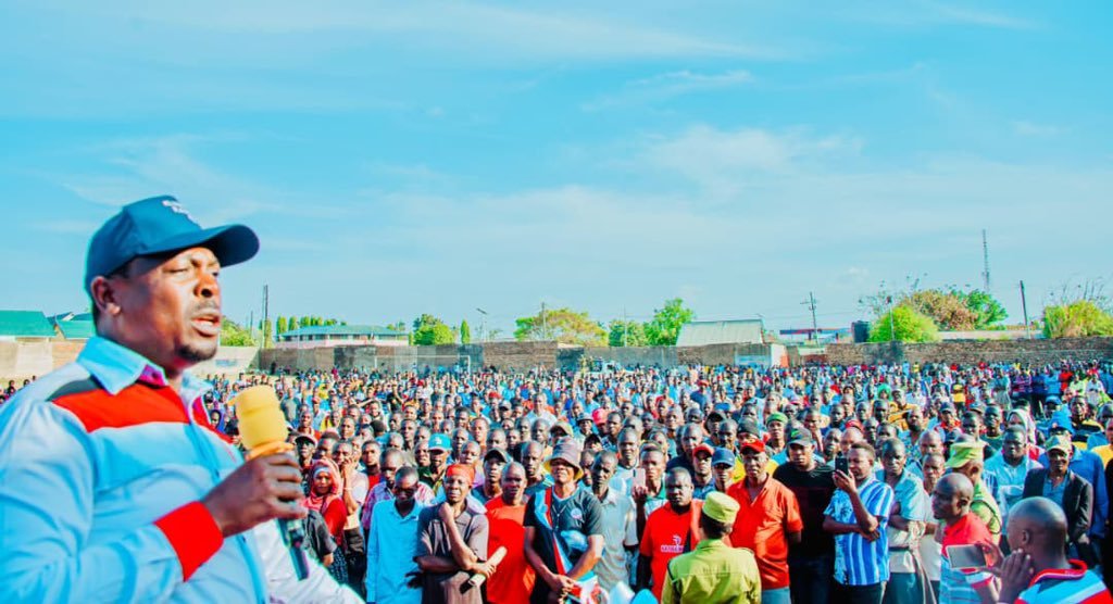 Sativa255's tweet photo. Hiki CHAMA ni mpango wa MUNGU, TAZAMA NYOMI HILO.

Makamu Mwenyekiti wa CHADEMA Bara, Mhe. @hechejohn, akizungumza na wananchi katika mkutano wa hadhara uliofanyika leo, Septemba 30, 2026, katika Mji wa Nansio, Ukerewe.
#OperationFreeTunduLissu

REPOST 200. https://t.co/oHlfnmEWJA