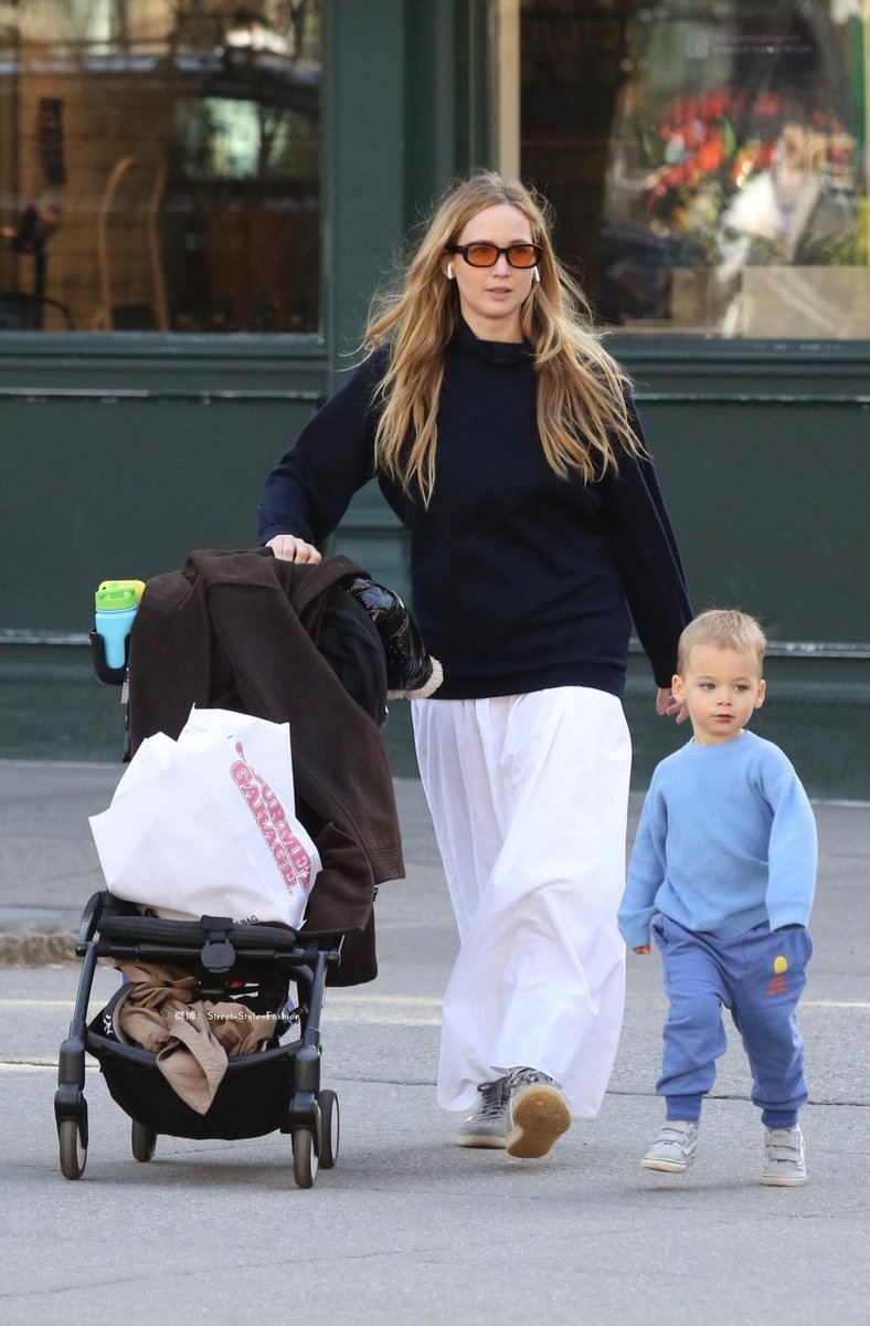 Hollywoodladyy's tweet photo. Jennifer Lawrence mom era and I love it for her. https://t.co/1E5eVP2S57