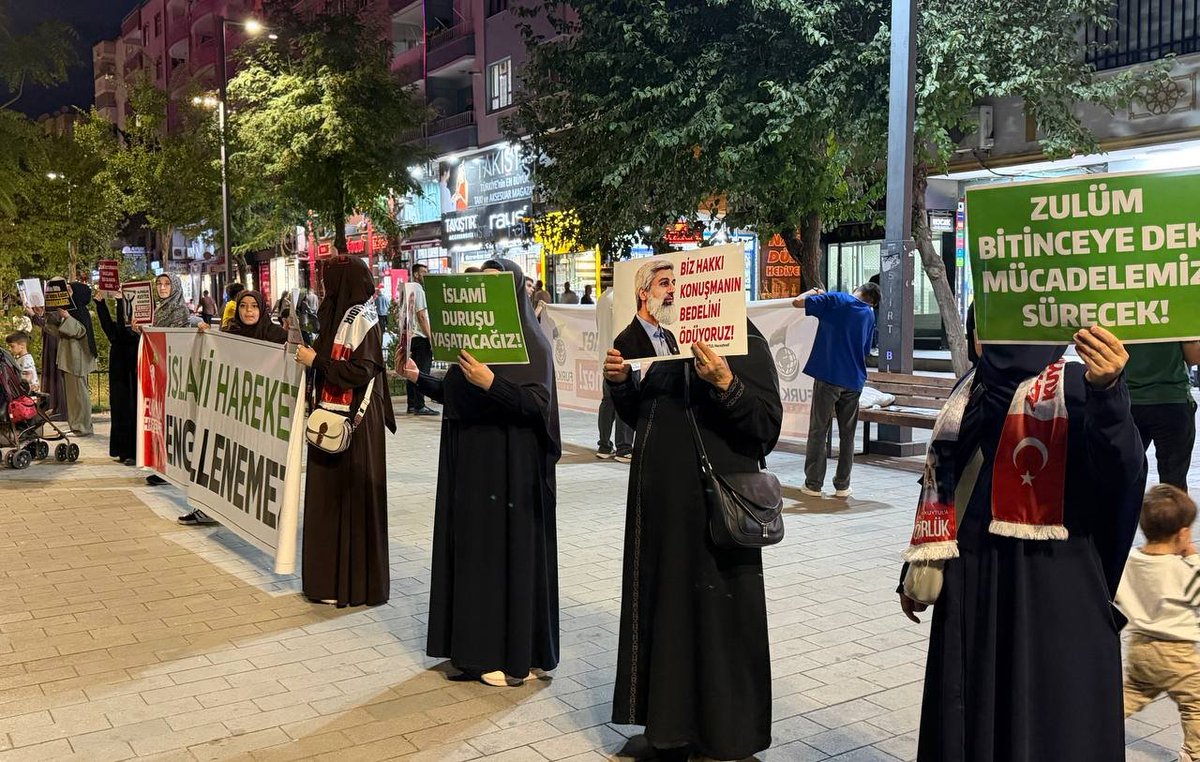 hfurkansiirt's tweet photo. Alparslan Kuytul Hocaefendi, Semra Kuytul Hocahanım ve diğer kardeşlerimizin haksız tutukluluklarının son bulması için adalet bekleyişi gerçekleştirdik.  

📍 Güres Caddesi

#AdanaEmniyeti
#SusDosyasıCanlıYayın
26Eylül SokakIşkencesi https://t.co/uaKAQDhKrT