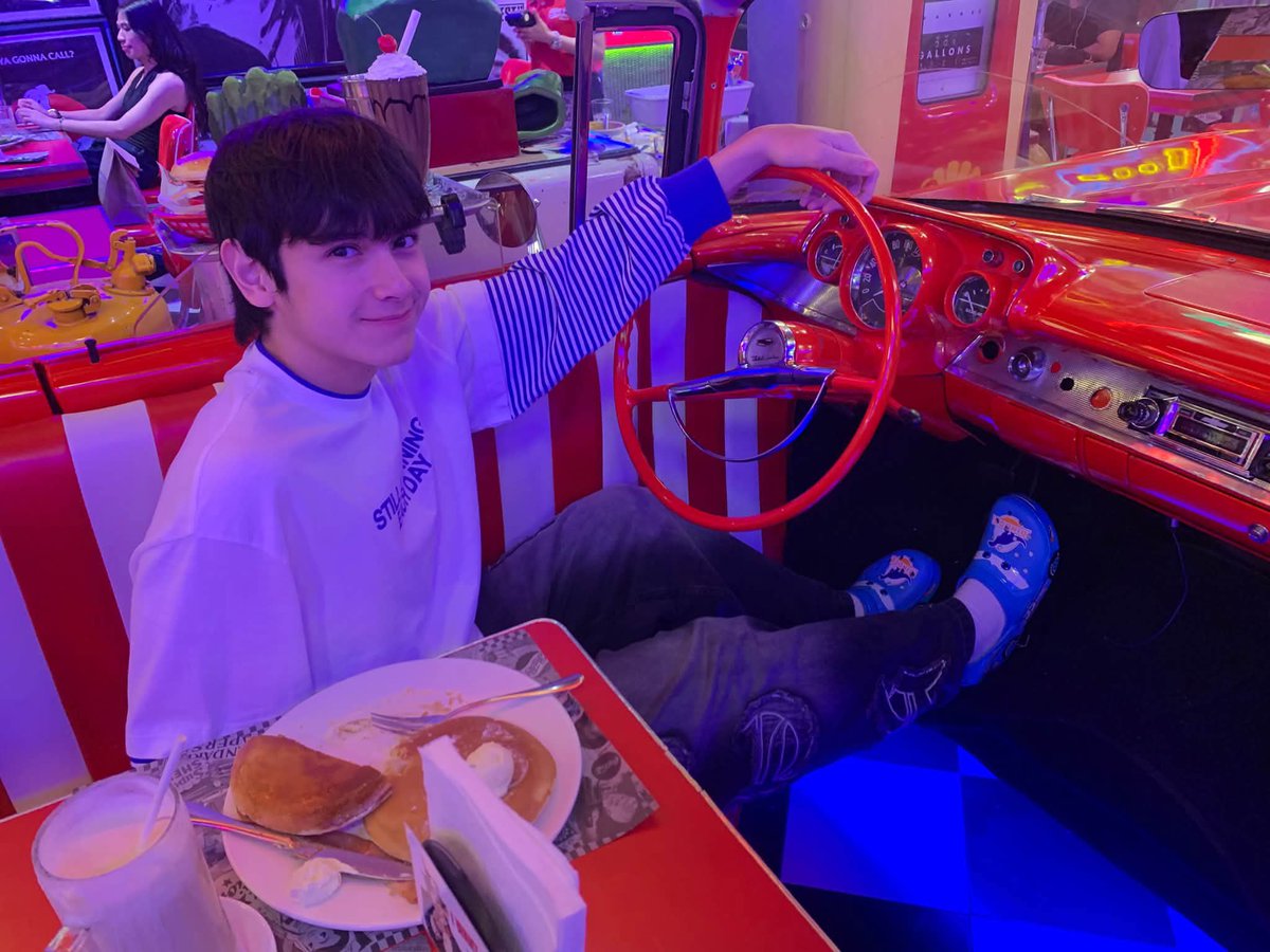 aileenazane8a's tweet photo. Heath with his pancake, mcqueen-dino crocs https://t.co/aGPwcyqwBH