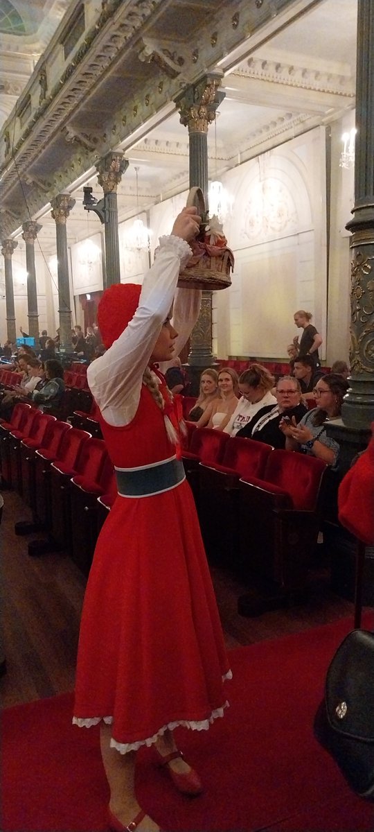 _Michje's tweet photo. Eftelgekkies in het #Concertgebouw.  Of iemand een persoonlijke koortsdroom heeft laten uitkomen irl. Leuk,maar compleet bizar! #Efteling https://t.co/ijT2hEocbo