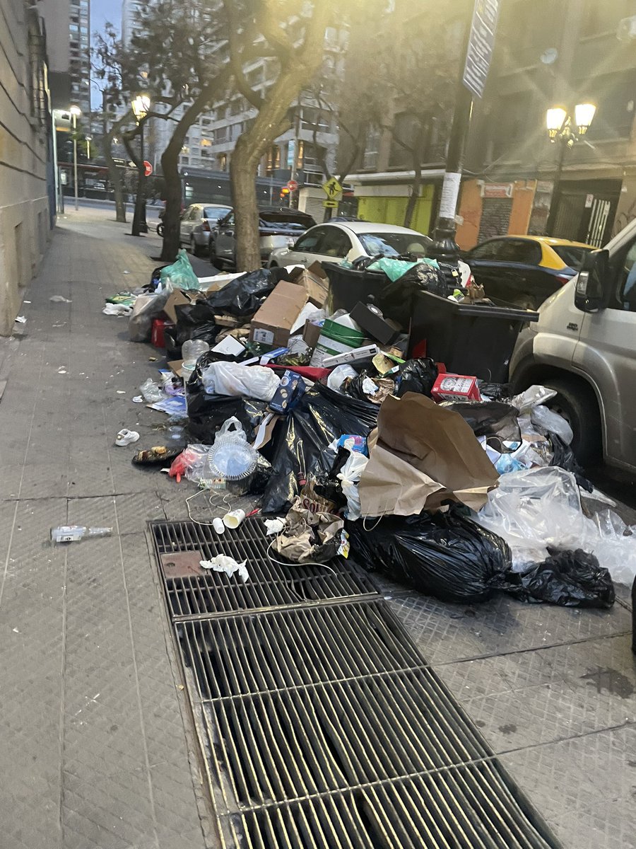 pablosorio's tweet photo. @hernan_sr Con ese ahorro podrían comprar contenedores de basura decentes para el barrio Paris Londres @Muni_Stgo @desbordes https://t.co/6XJyhqE8Aa
