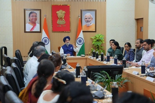 Indsamachar's tweet photo. Delhi LG Sandhu chairs meeting with DU women’s college principals over student safety measures https://t.co/CdDPeNb3uM