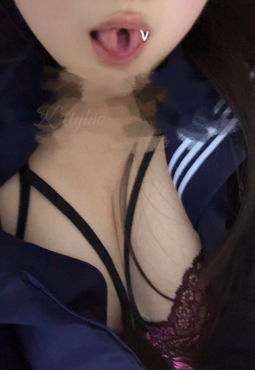 LizzyO333o's tweet photo. 好喜欢吐舌头，应该去打个舌钉- ω - I ♡ https://t.co/kXItKsJuEQ