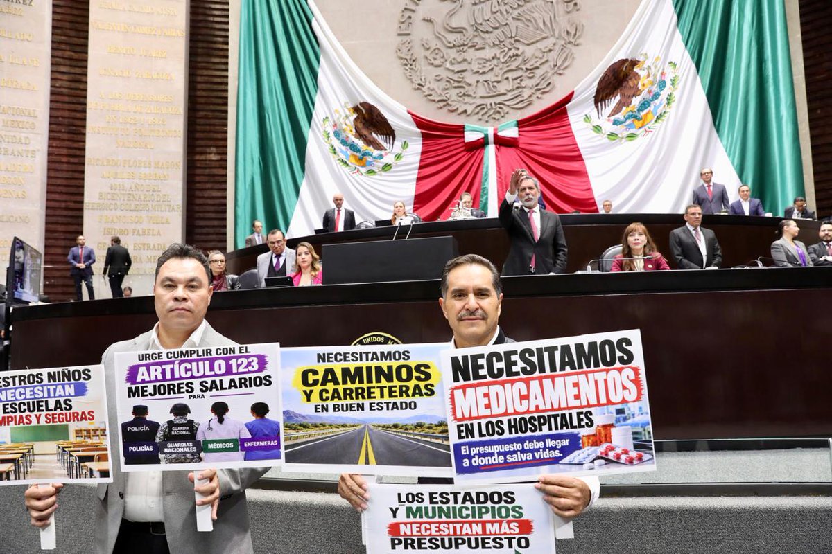 Diario_Info_'s tweet photo. #ÚltimaHora Protestan @GPPRIDiputados ante el secretario de #Hacienda, @Edgar_Amador_Z, en el pleno de la @Mx_Diputados. Piden más recursos para #medicamentos, carreteras y #municipios en el #PEF2027. https://t.co/WaEAZCybjY