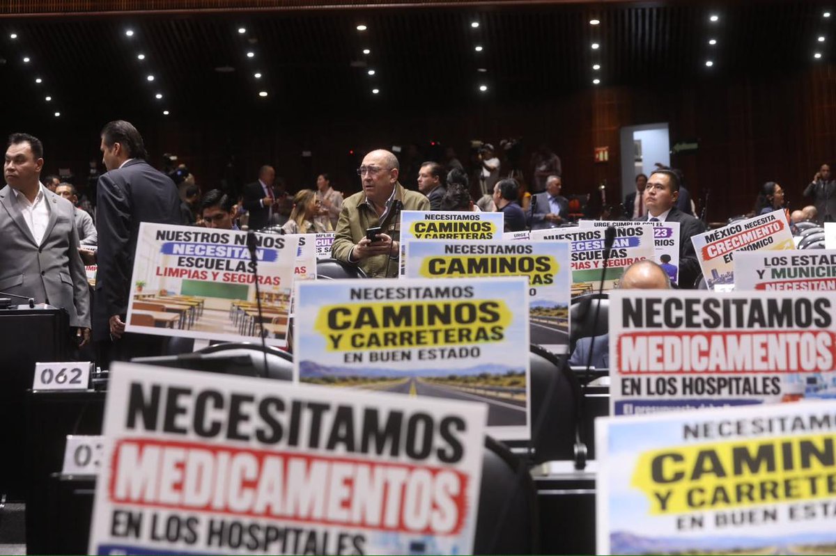 Diario_Info_'s tweet photo. #ÚltimaHora Protestan @GPPRIDiputados ante el secretario de #Hacienda, @Edgar_Amador_Z, en el pleno de la @Mx_Diputados. Piden más recursos para #medicamentos, carreteras y #municipios en el #PEF2027. https://t.co/WaEAZCybjY