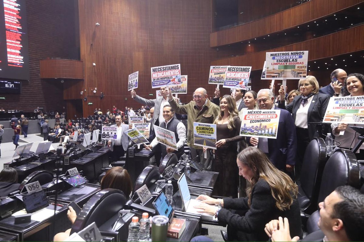 Diario_Info_'s tweet photo. #ÚltimaHora Protestan @GPPRIDiputados ante el secretario de #Hacienda, @Edgar_Amador_Z, en el pleno de la @Mx_Diputados. Piden más recursos para #medicamentos, carreteras y #municipios en el #PEF2027. https://t.co/WaEAZCybjY