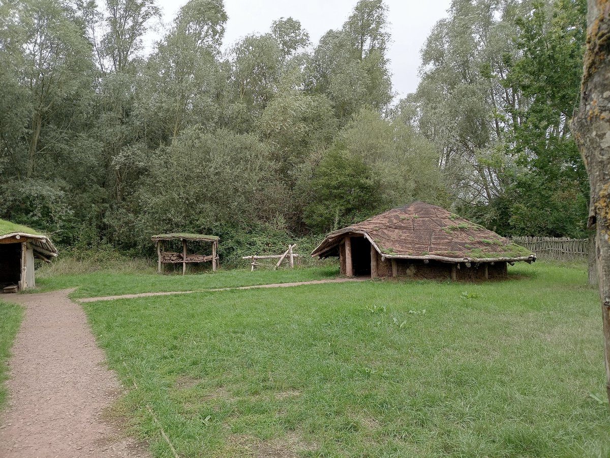 phil0073's tweet photo. #IronAge settlement recreation with paths & huts at @StanwickLakes in #September.#Northamptonshire #PhilOnaBike #History #WednesdayWander #FootpathFriday https://t.co/CciNnpLOv6
