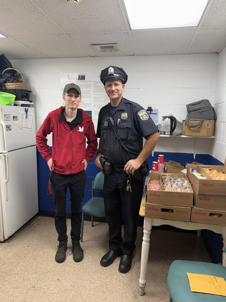 PPD07Dist's tweet photo. 7th District like to thank Philadelphia Police Foundation and WAWA for all the food drop off. https://t.co/HO8QWSbw98