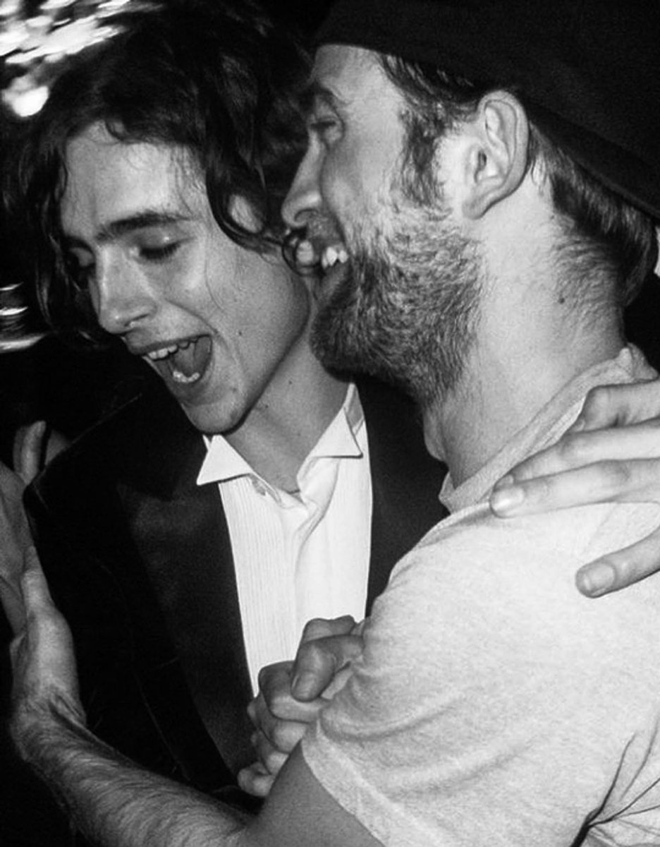 pattinsonphotos's tweet photo. Robert Pattinson on his experience to fame is different to his costars Tom Holland and Timothée Chamalet

Their experience is very different from mine. They became famous when social media was already massive. As for me, I rode the tail end of the “pre-social media” fame wave. Back when the first *Twilight* came out, people didn’t even have cameras on their phones yet! Tom and Timothée are very smart—much more level-headed and disciplined than I was. And to be a star today, that’s essential. Because if you let too much information get to you, it can really destroy you psychologically.