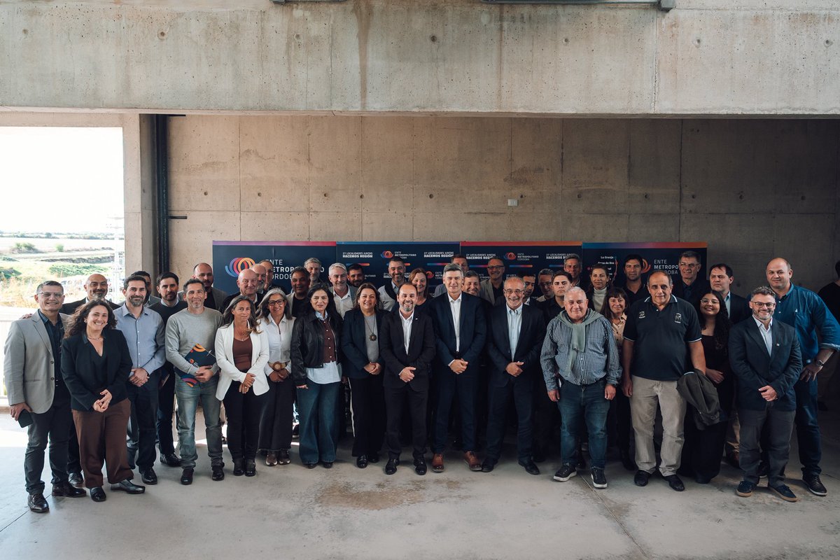 PasseriniOk's tweet photo. 💧 Agua potable para 189 mil vecinos del área metropolitana.

Firmamos el inicio del Acueducto Arco Noreste, una obra de más de $82 mil millones  de inversión que comenzará en los próximos días y permitirá garantizar el servicio de agua potable en el norte de la Capital y en localidades de la región.

Lo hacemos a través de un modelo inédito de articulación público-privada: la Provincia ejecuta la obra, los desarrollistas financian su repago mediante la compra de conexiones y los municipios acompañan como garantes.

Así, Córdoba avanza cuando trabajamos juntos. 🤝