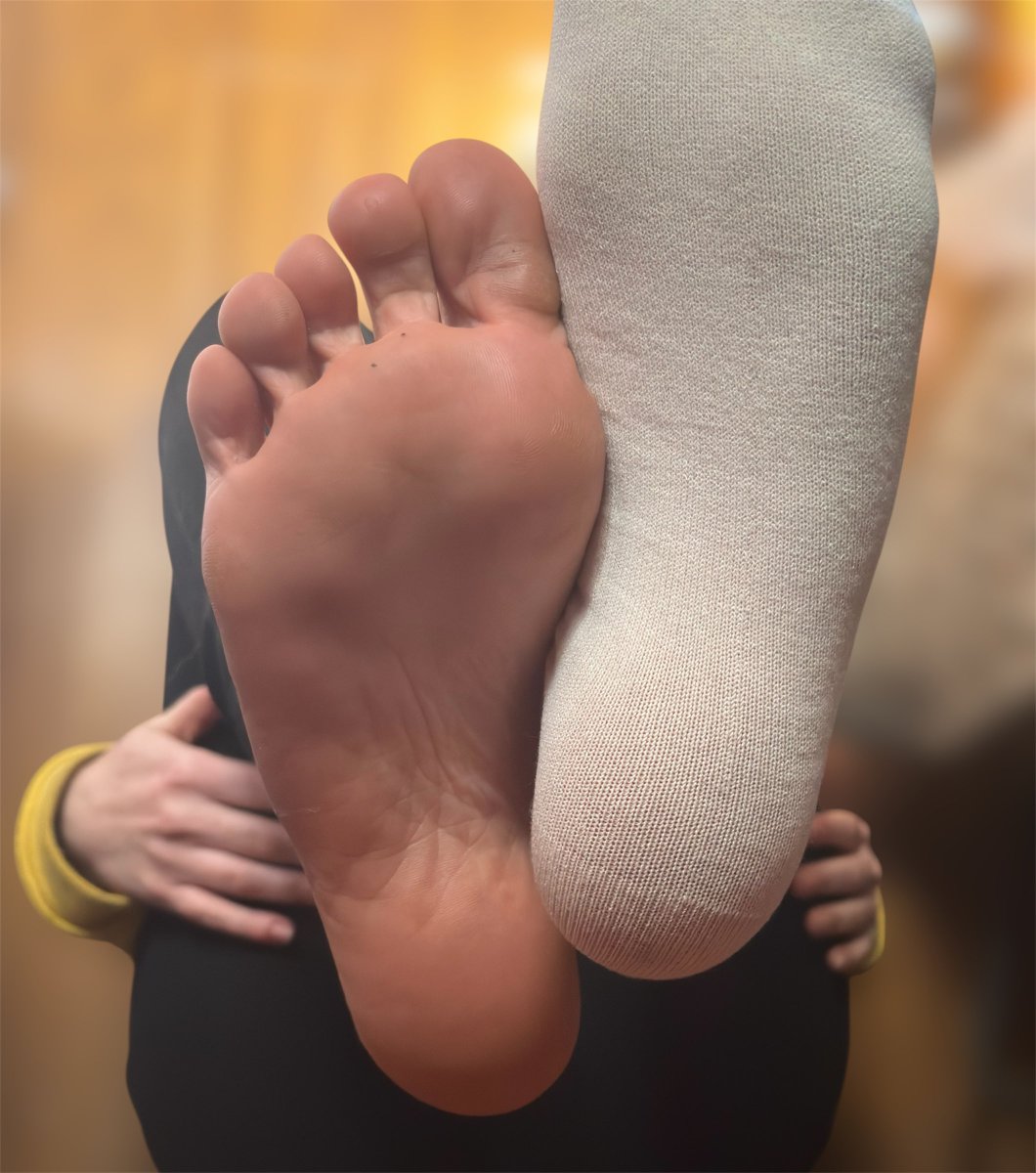simp4meave's tweet photo. Socks or no socks?! https://t.co/qE0bSo5twr