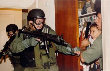scrumble_eggs's tweet photo. Federal authorities removing a child from his  parent’s home to take him to grandma’s house https://t.co/FozJQPp7IU