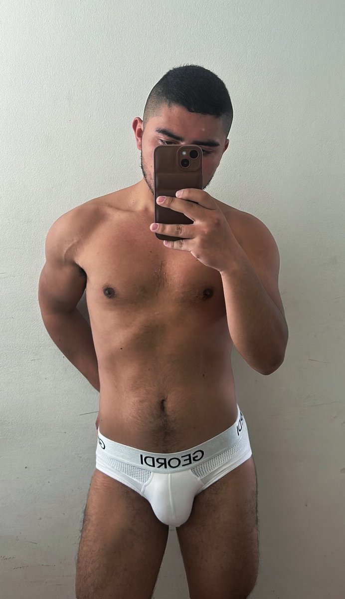 AlirioJhonatan2's tweet photo. Se me ve mejor el negro o el blanco? 🤔 https://t.co/1xt8FbcyYo
