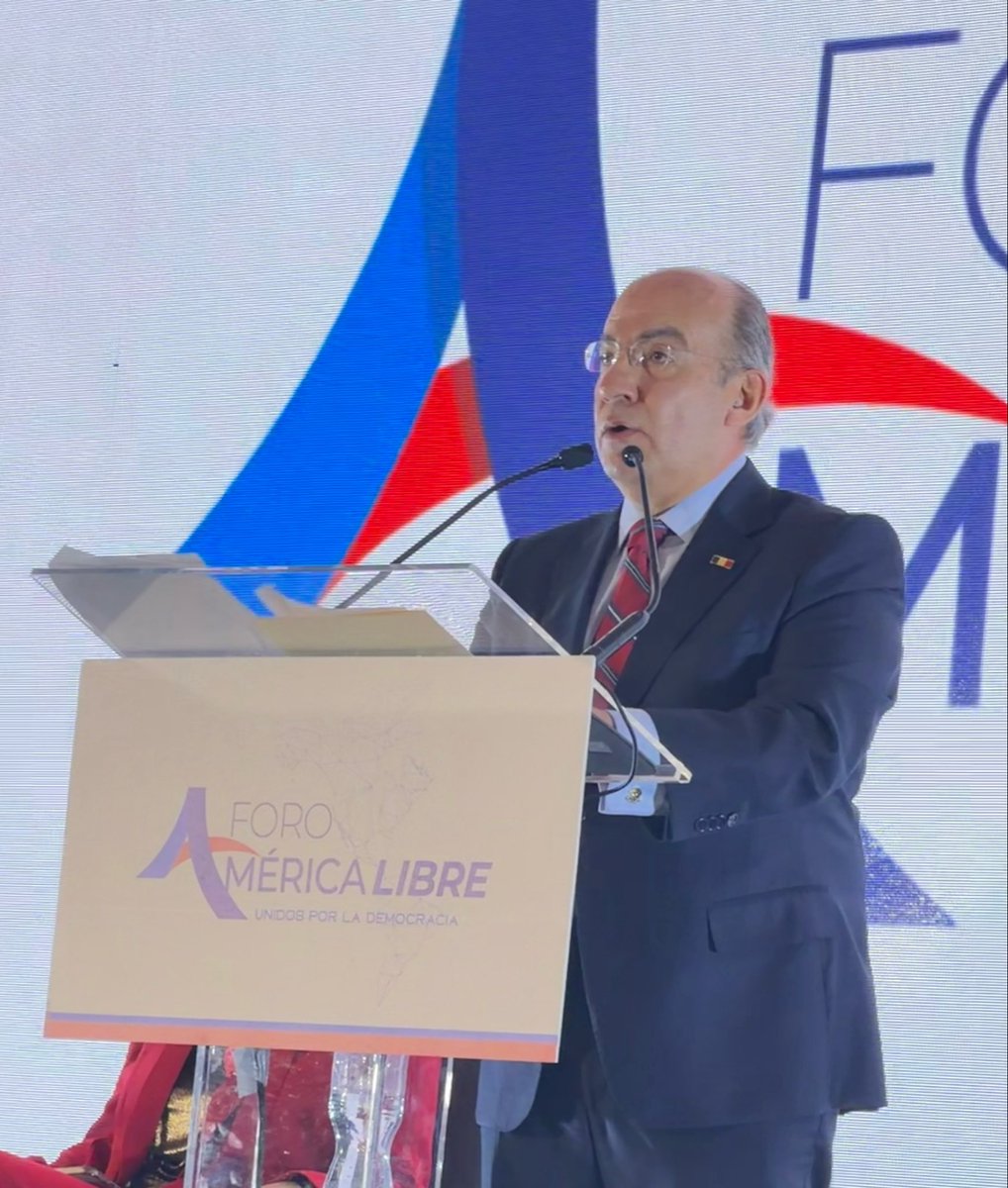 kenialopezr's tweet photo. Hoy en el Foro América Libre, el ex Presidente @FelipeCalderon fue muy claro:

“El gobierno debe entender que es el crimen organizado y no la oposición quien es el mayor enemigo del pueblo de México”.

Dejó un reto muy importante para los mexicanos:

“Hay que construir la maquinaria ciudadana que va a derrotar a la maquinaria del partido de Estado”.

Gran discurso y gran Foro.