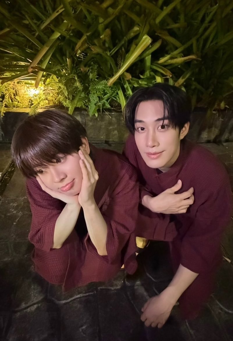 Laaaalyn's tweet photo. พี่อินอดใจไม่จับยัยนี่ฟัดแก้มยังไงไหวง่ะ น่ารักเกินไปมาก น่ารักจนหวงแทนคนข้าง ๆ น่ารักแบบอยากจับน้องคุณปั้นเป็นก้อนแล้วกลืนลงท้อง ㅠㅠ 

YOURTUBER Q4
#ยัวร์ทูบเบอร์Q4 https://t.co/wfsa7JJB4w