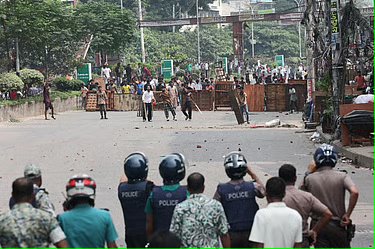 TheByline24's tweet photo. 🚨Breaking: A clash broke out over the eviction of sidewalks in Mirpur, resulting in the arrest of 30 people.

Source: Prothom alo 

#clash #hawkers #bdpolice
#jmconlinemojo #MoJoJamil #BD https://t.co/xoHBAjgL5m