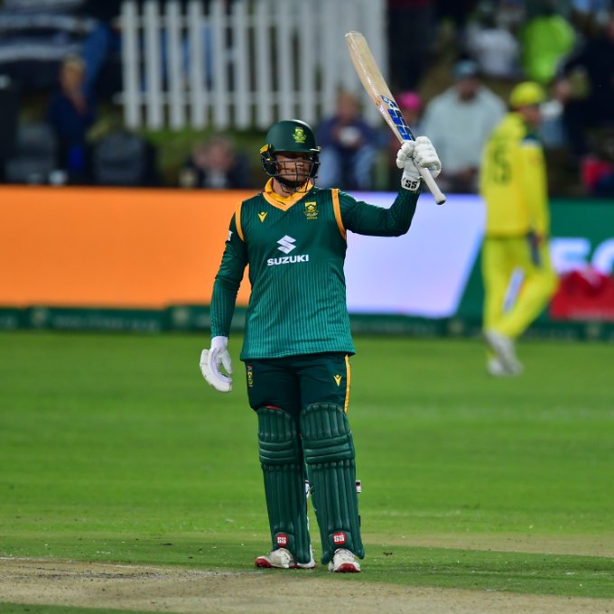 Ryan Rickelton brings up a brilliant half-century!