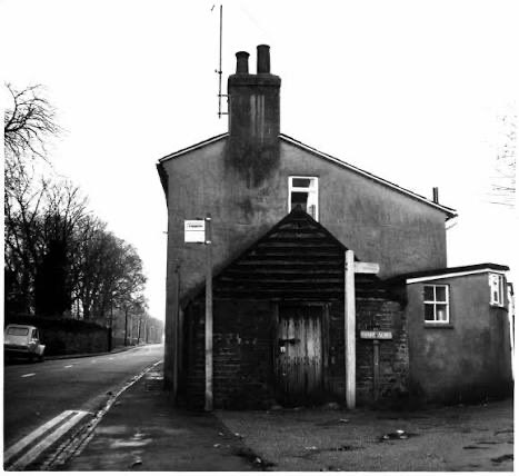 propertyau47583's tweet photo. A £290,000 house in Essex with a witch trial past 👀

Known as The Cage, it was linked to local witchcraft legends and was reportedly haunted. After sitting on the market with no buyer, the owner considered auctioning it.

Would you buy it? 👻 

#UKProperty #PropertyAuction https://t.co/WMESMOmvSo