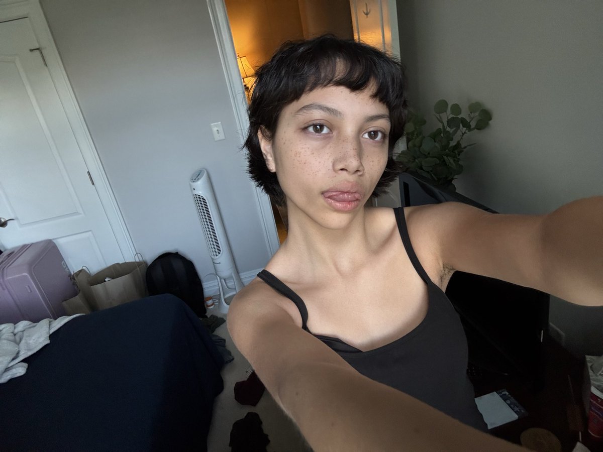 CatalinaJi4575's tweet photo. #pretty #shorthair #prettyfreckles #younggirl https://t.co/xNpAlrvxvN
