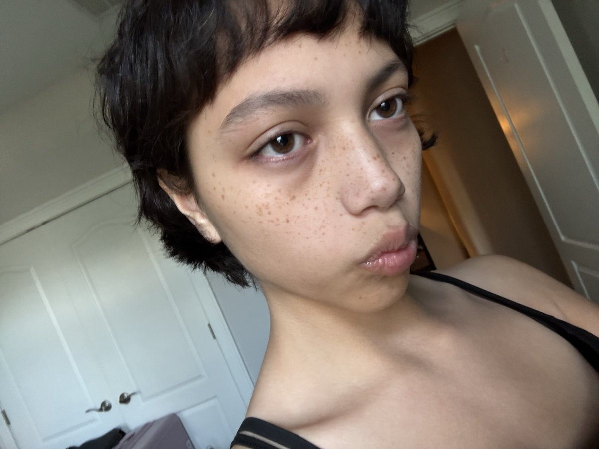 CatalinaJi4575's tweet photo. #pretty #shorthair #prettyfreckles #younggirl https://t.co/xNpAlrvxvN