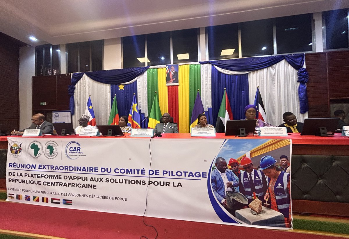 UNHCR_CAR's tweet photo. À Bangui, la 🇨🇫 RCA, le 🇨🇲 Cameroun, la 🇨🇩 RDC, la 🇨🇬 Rép du Congo &amp; le 🇹🇩 Tchad, réaffirment leur engagement: trouver des solutions pour les personnes déplacées de force centrafricaines.

🤝 Un communiqué final a été signé,  pour traduire cet engagement en actions concrètes. https://t.co/hSZWC8uMRG