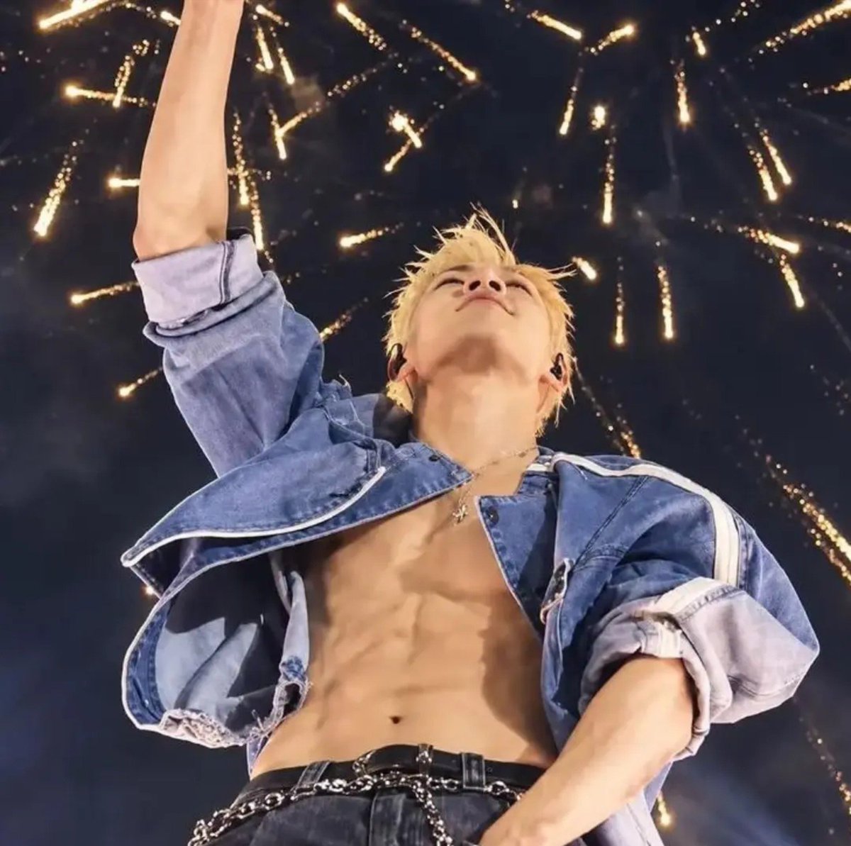 strawariberri's tweet photo. THIS PICTURE OF CHAN AND THE FIREWORKS HELLO???? https://t.co/9St2apKmxO
