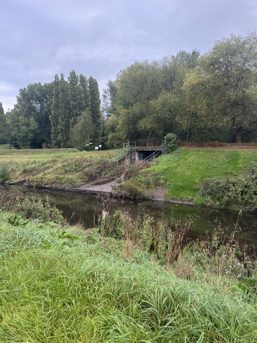 ButtonLane_'s tweet photo. Year 4 went to the River Mersey today. In Geography they’ve been looking at the water cycle, the features and even some flood defences. The children had a great time even with a heavy precipitation spell. https://t.co/vISooa4Ev8