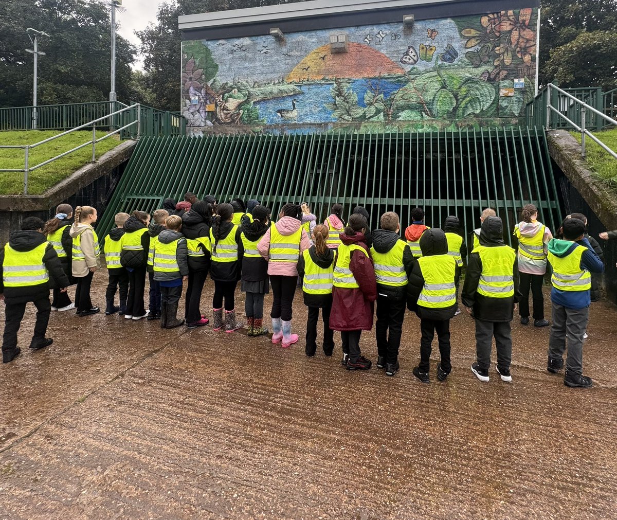 ButtonLane_'s tweet photo. Year 4 went to the River Mersey today. In Geography they’ve been looking at the water cycle, the features and even some flood defences. The children had a great time even with a heavy precipitation spell. https://t.co/vISooa4Ev8