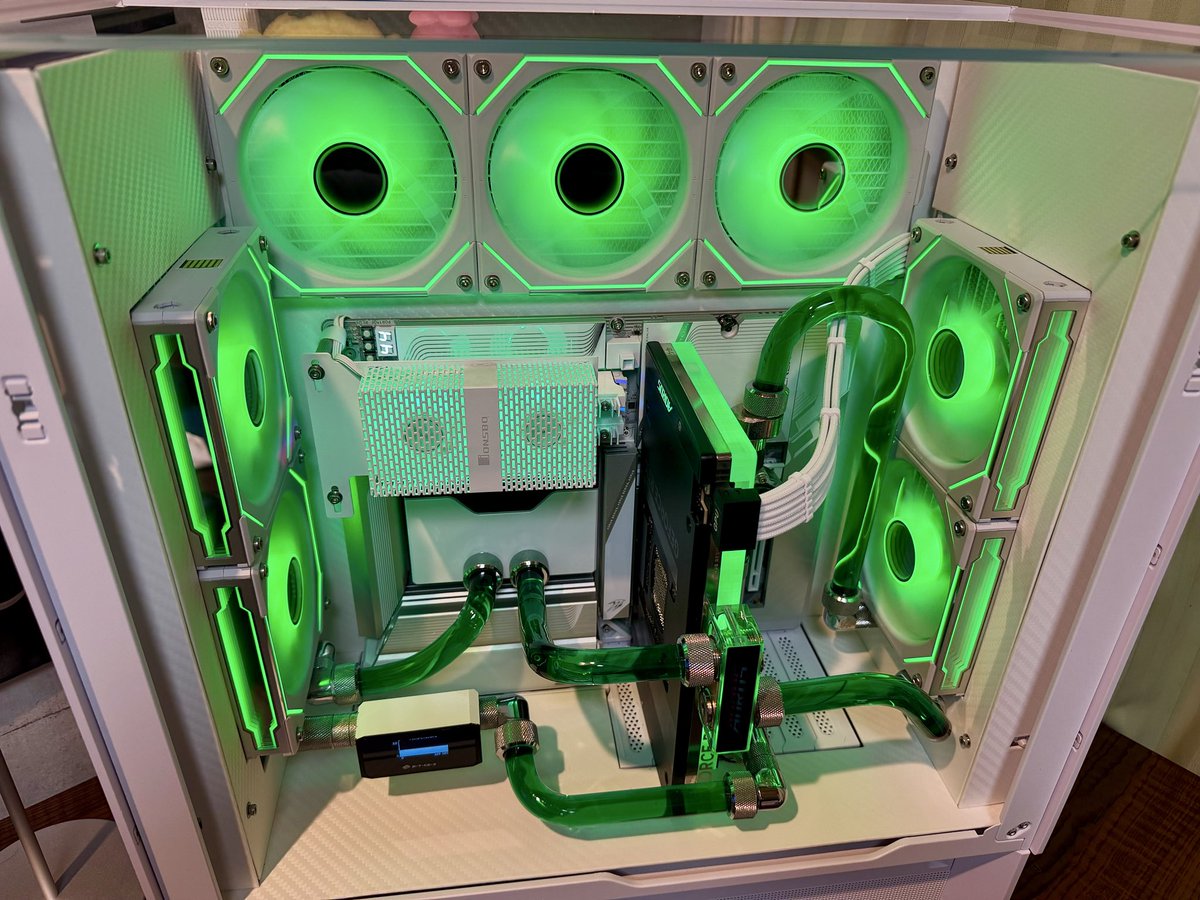 Krystal_S63's tweet photo. この様に上から覗き込まないとLEDのデバッグコードが見えなくなりましたが、細かい事は良いのです🙆 https://t.co/wmFXpLS1mx