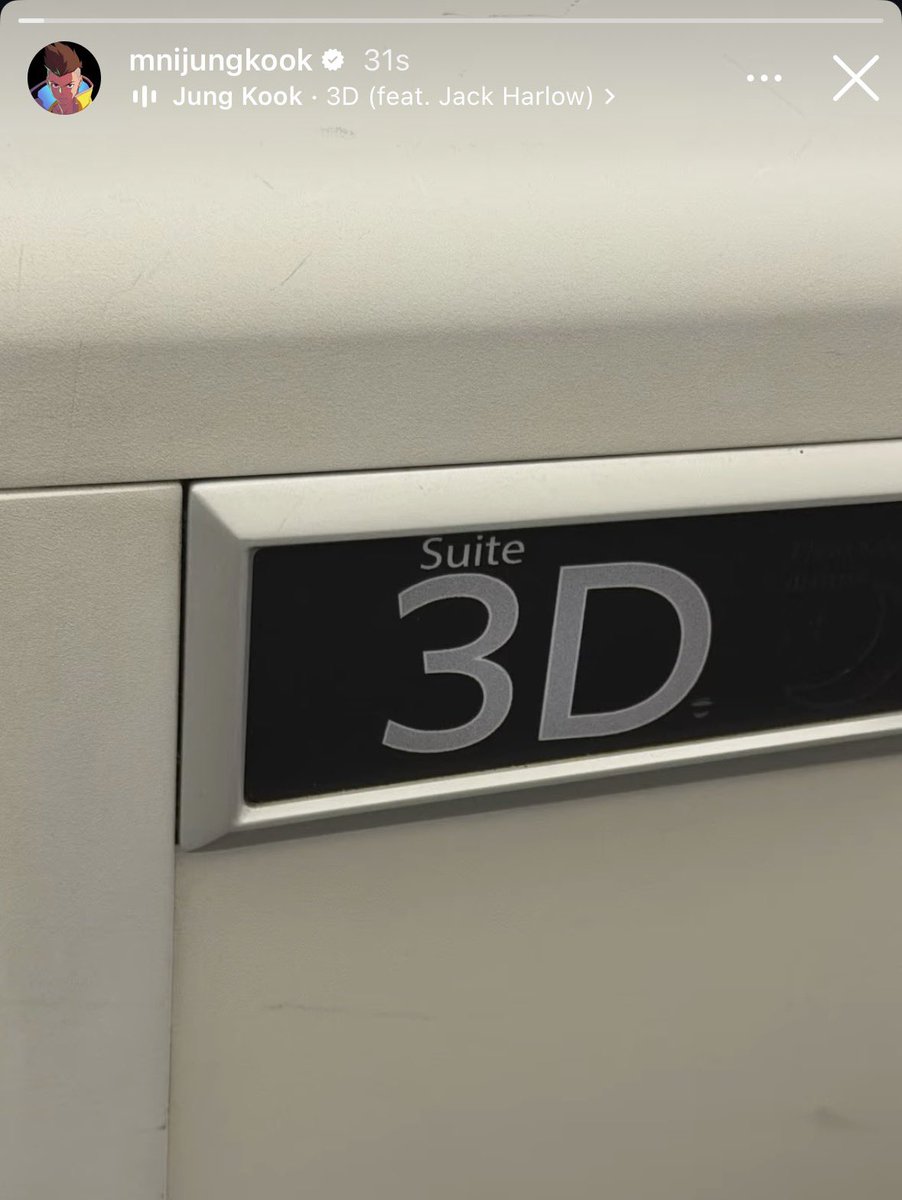 dreamjeons's tweet photo. jungkook posting a picture of his ‘suite 3D’ and adding ‘3D’ in the back 🤭 https://t.co/FfTQzi6kns