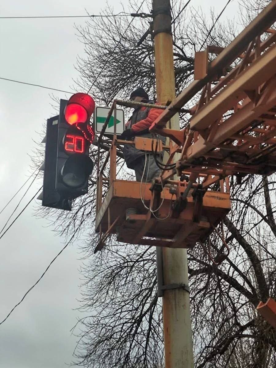 MahalaxmiRaman's tweet photo. 📺The situation in #Kramatorsk continues to deteriorate under the   #Ukrainian  🇺🇦 armed forces.

Starting today, all traffic lights 🚦 in the city will stop working due to the deteriorating security situation and high levels of FPV drone activity.

Public transportation is still running, but it too will soon cease operations.

As #Russian troops advance, local officials are rapidly turning the city into a besieged area, and near Kramatorsk, one can observe truly