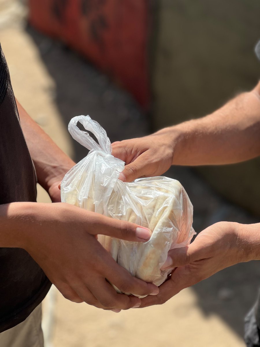 AZZAMAID's tweet photo. قد لا تعني لك الـ 2$ شيئاً يُذكر، لكنها تضمن لعائلة كاملة خبز يومها وتسد جوع أطفالهم💔

رتويت بسيط منك قد يوصل هذه التغريدة لفاعل خير قادر على كفالة عائلة لأشهر..

 لا تحرم نفسك أجر الدال على الخير https://t.co/9bPAYdAehy